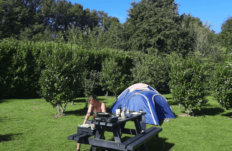 Kampeerplaats fietsplaats met tent